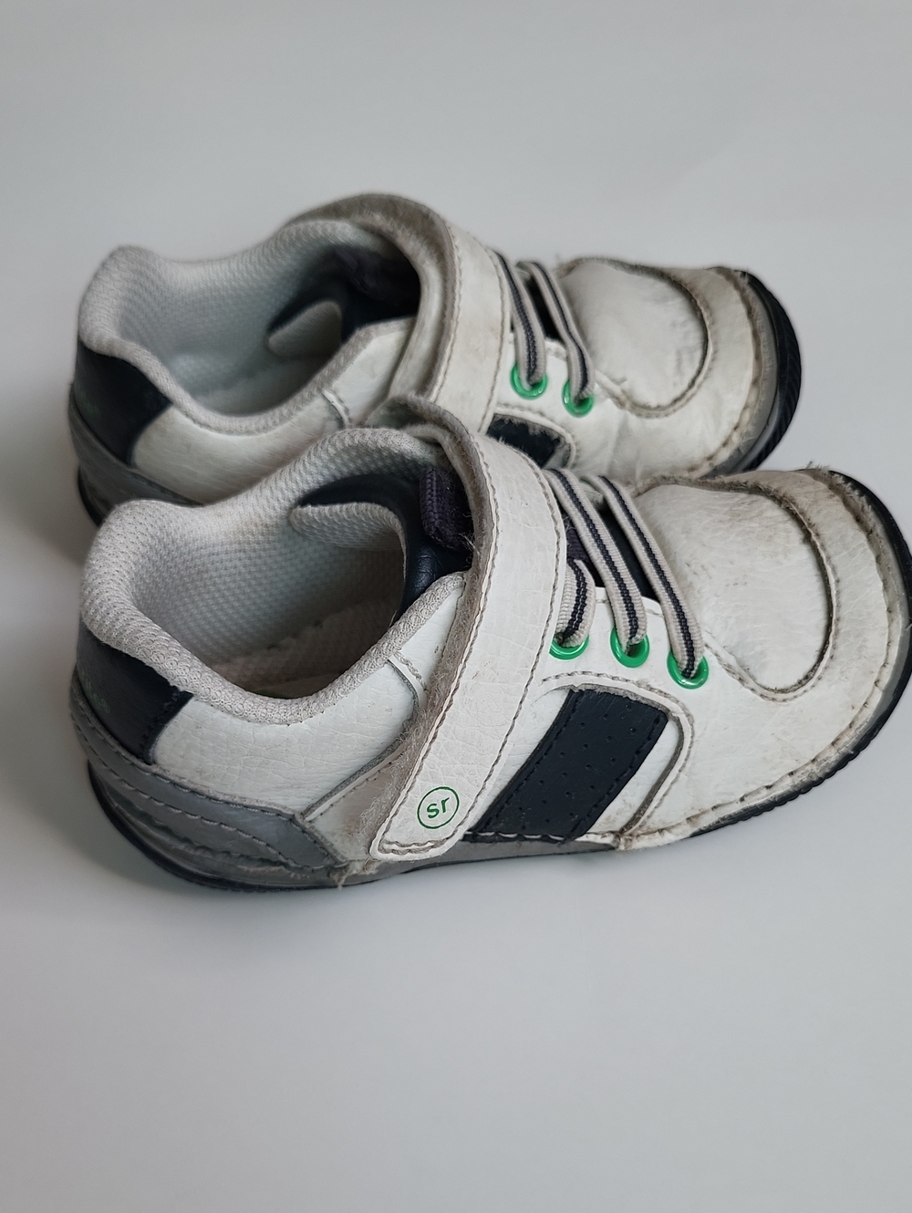 Striderite Kids White and Blue Sneakers with Green Accents Size 6.5